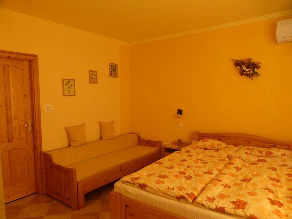 Napfeny Apartman Es Vendeghaz Egerszalók Exteriör bild