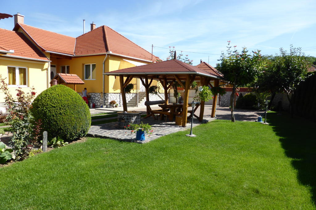 Napfeny Apartman Es Vendeghaz Egerszalók Exteriör bild
