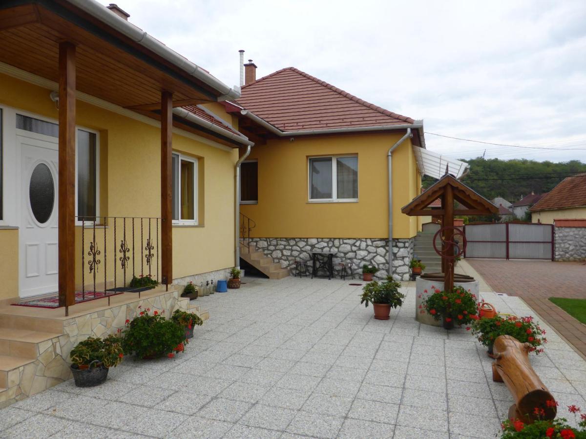 Napfeny Apartman Es Vendeghaz Egerszalók Exteriör bild