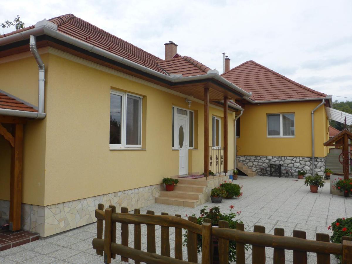 Napfeny Apartman Es Vendeghaz Egerszalók Exteriör bild