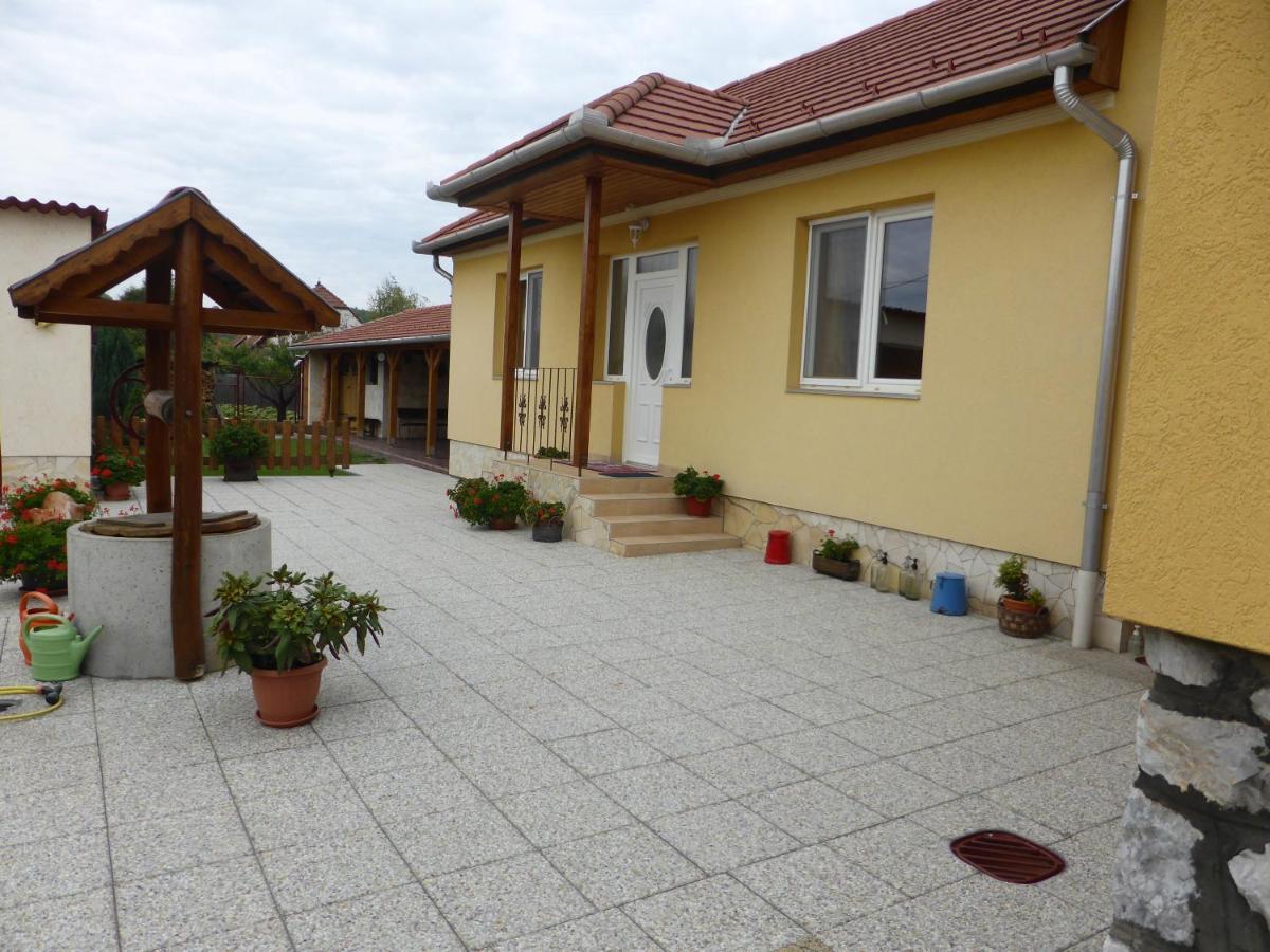 Napfeny Apartman Es Vendeghaz Egerszalók Exteriör bild