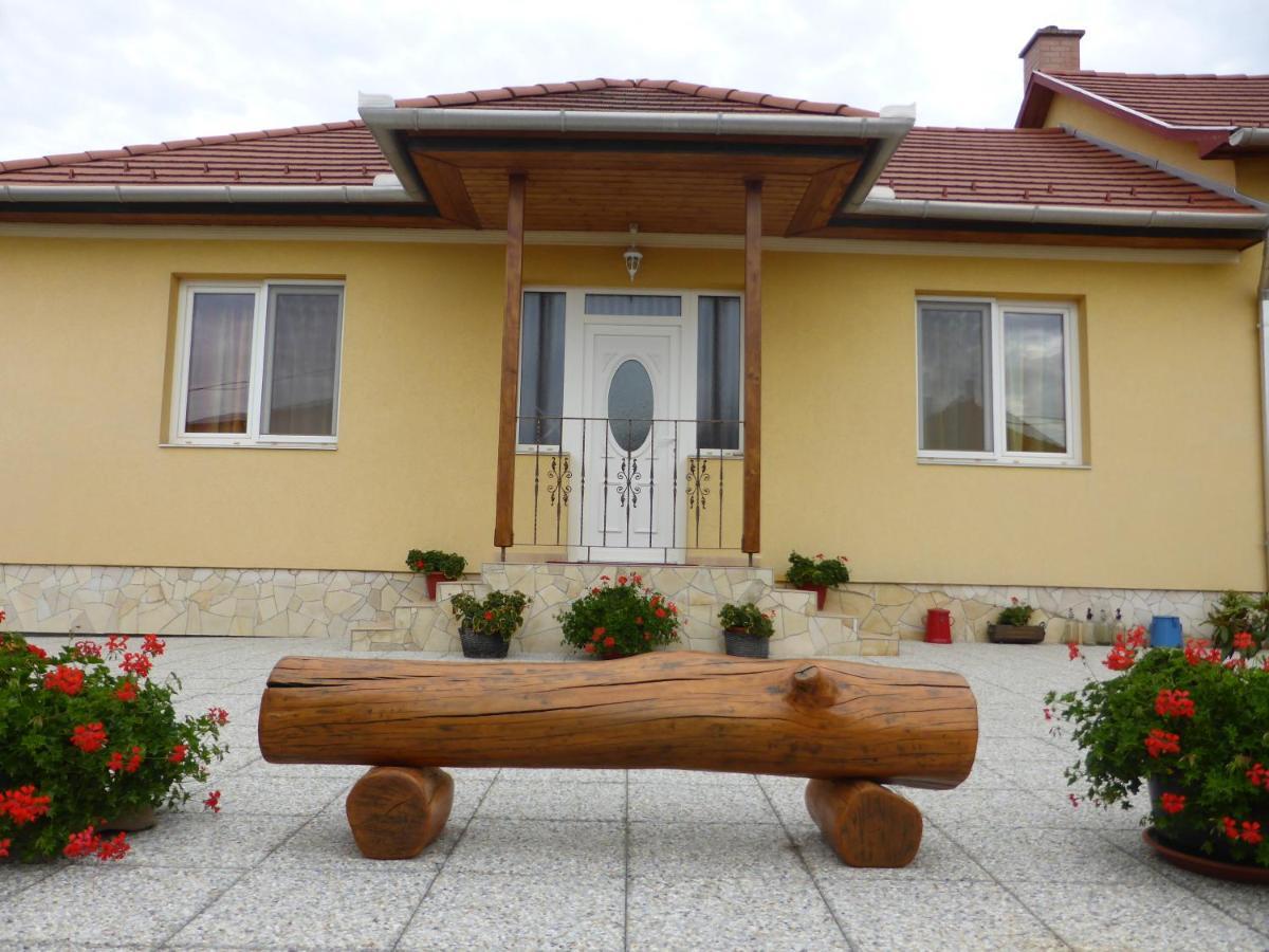 Napfeny Apartman Es Vendeghaz Egerszalók Exteriör bild